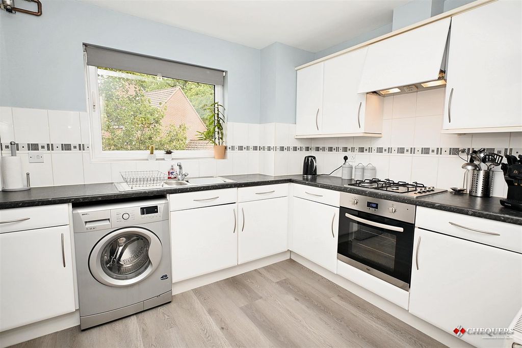 Property photo 3 of 14 Kitchen