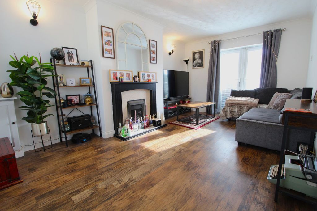 Property photo 2 of 15 Lounge