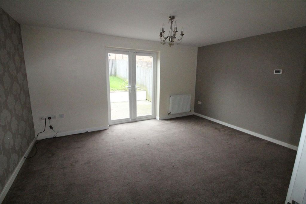 Property photo 2 of 11 Lounge