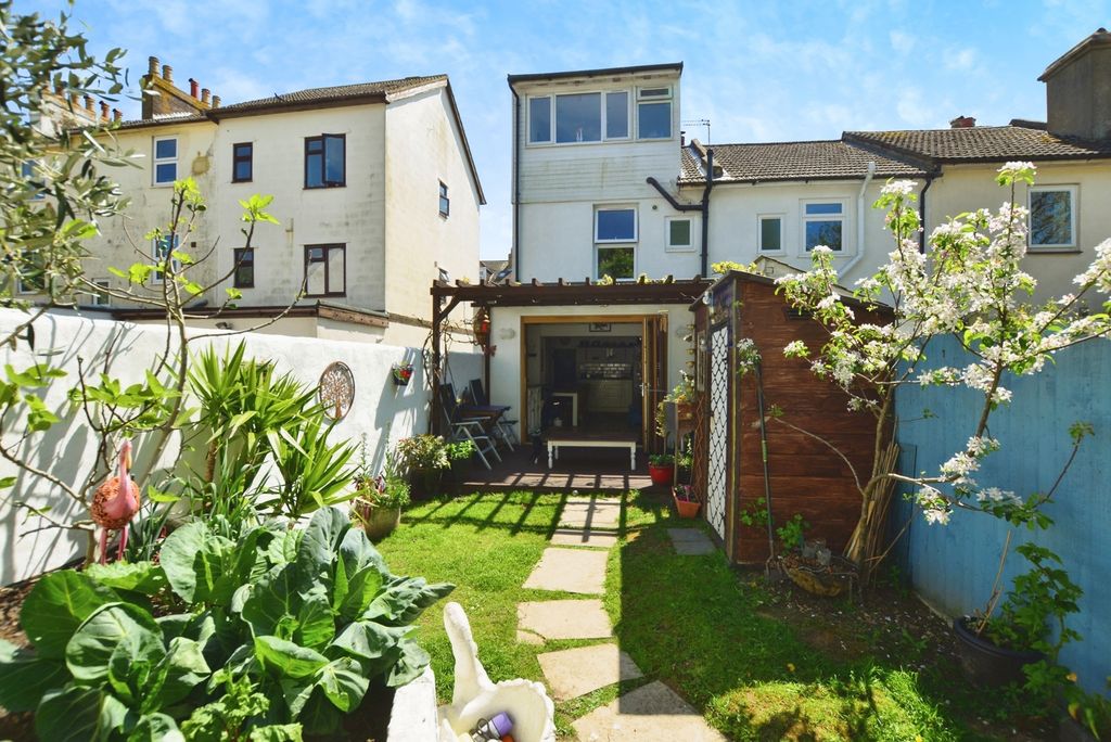 Property photo 3 of 17 Garden