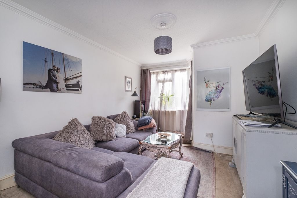 Property photo 3 of 5 5-Chilton-Court-002