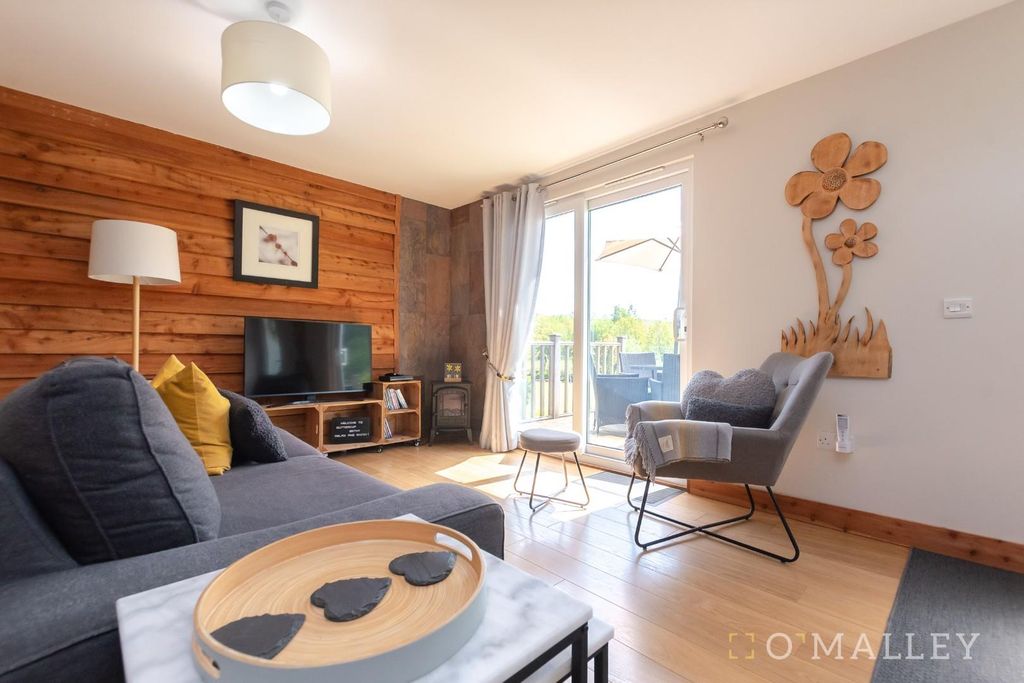 Property photo 3 of 10 Lounge