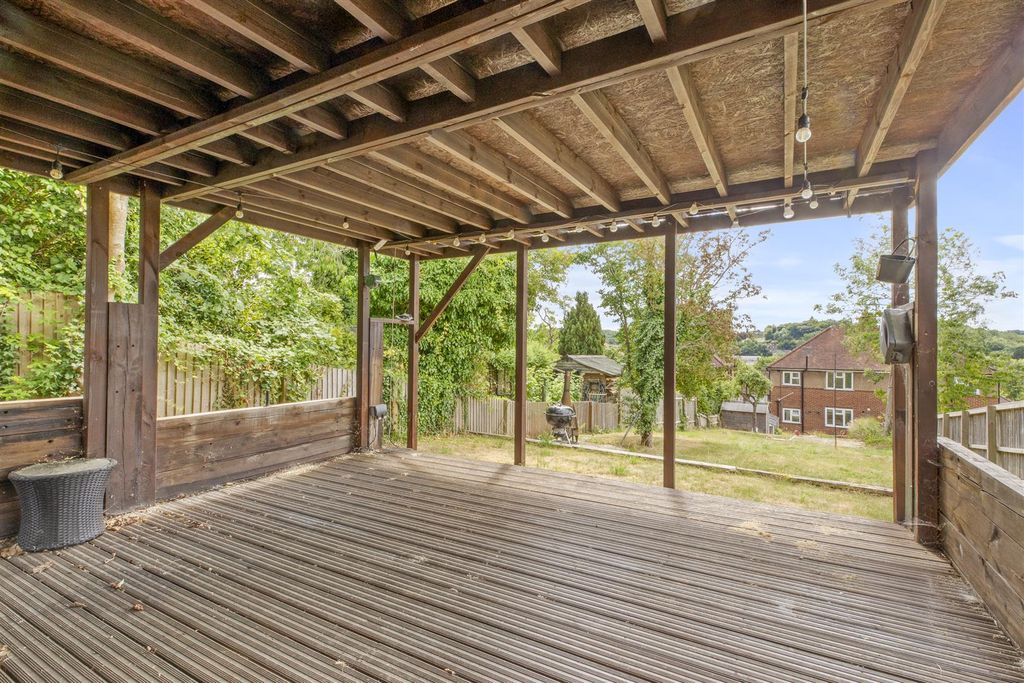Property photo 3 of 15 93 Southfield Road, Hp13 5Lb-13.Jpg