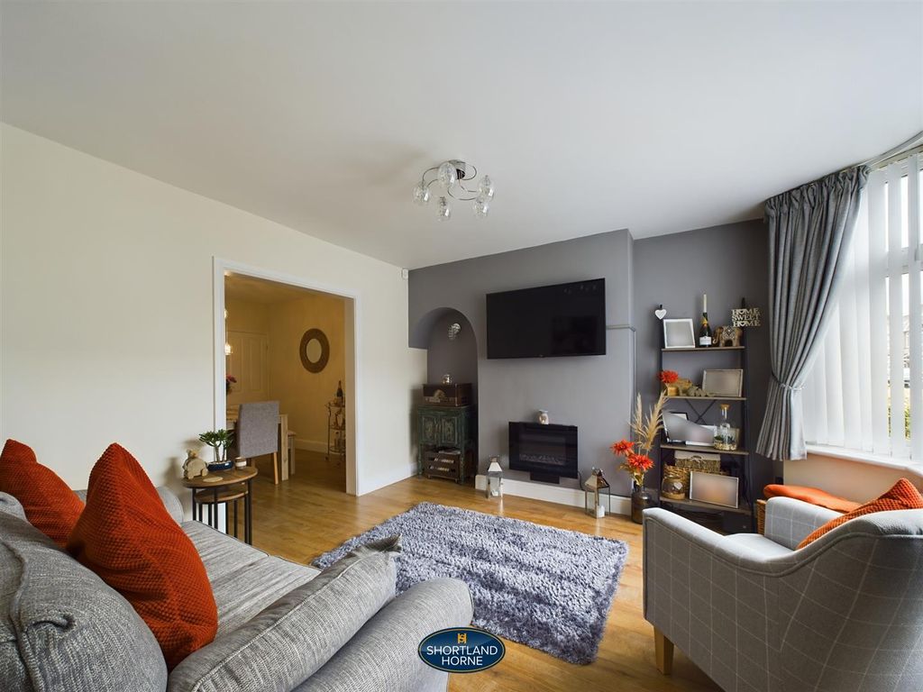 Property photo 3 of 17 Lounge