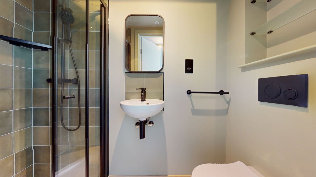 Property photo 3 of 17 Bathroom