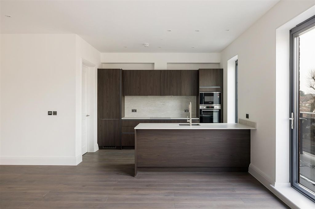 Property photo 3 of 19 Whitehall Road, E4