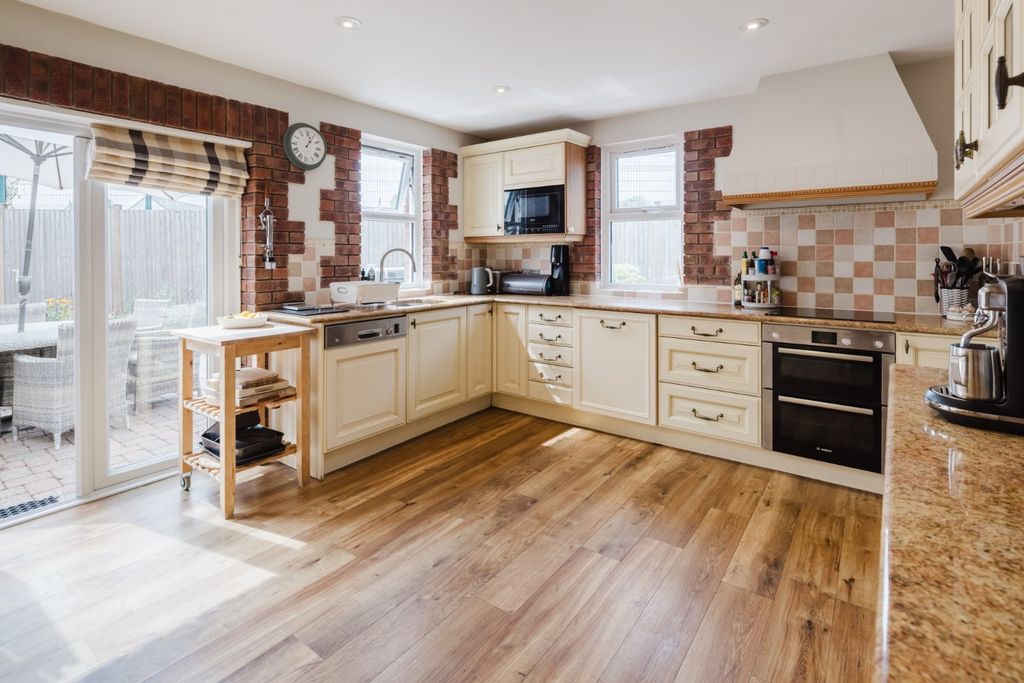 Property photo 3 of 17 Kitchen