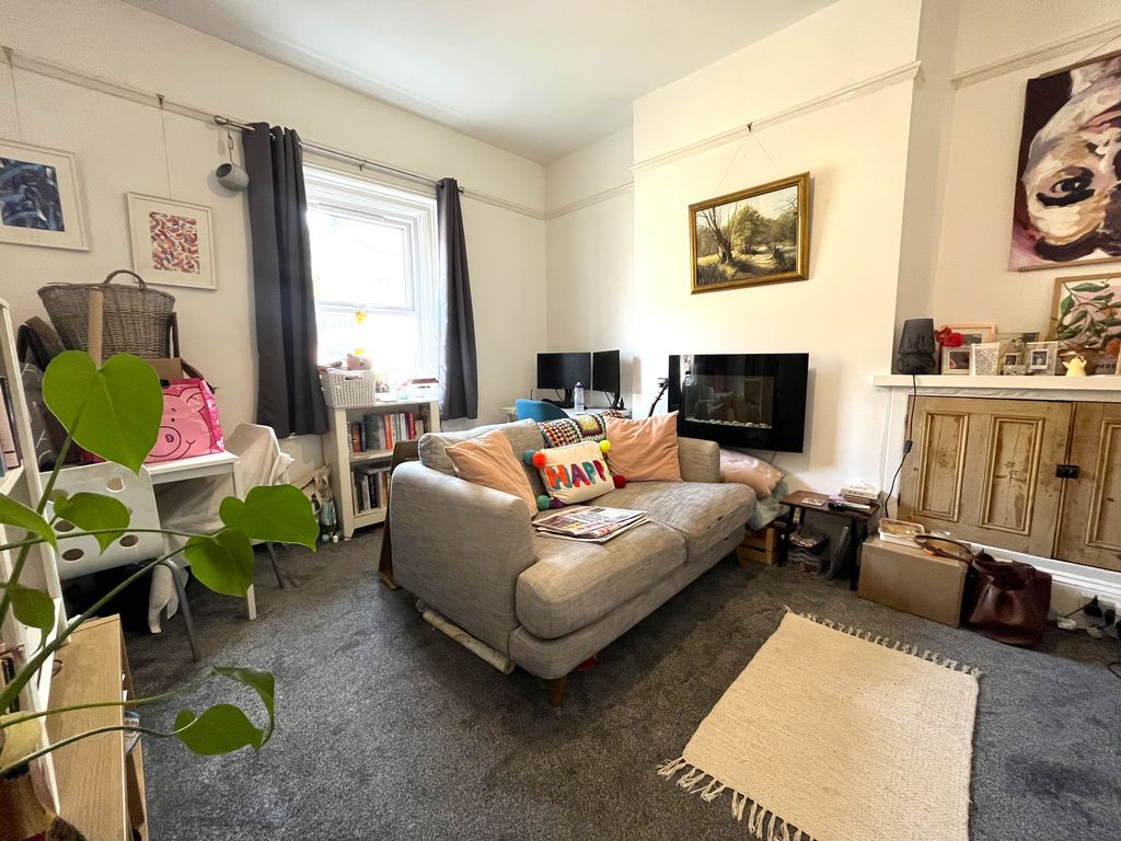 Property photo 3 of 6 Living Room