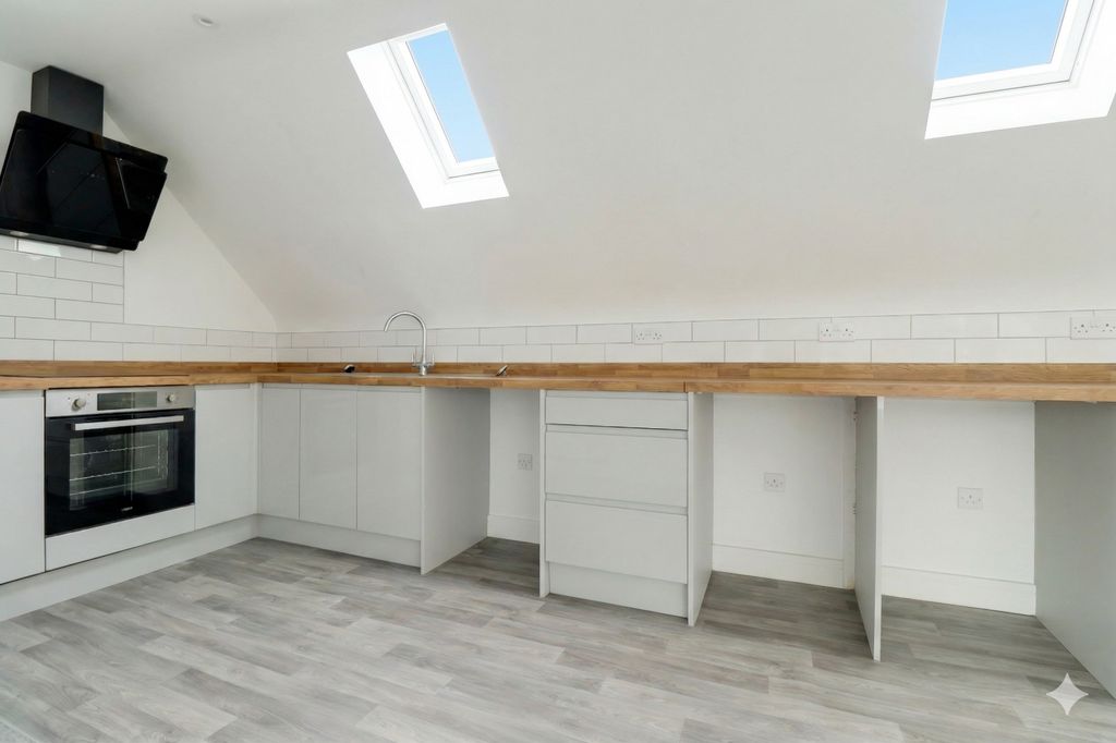 Property photo 2 of 7 Kitchen