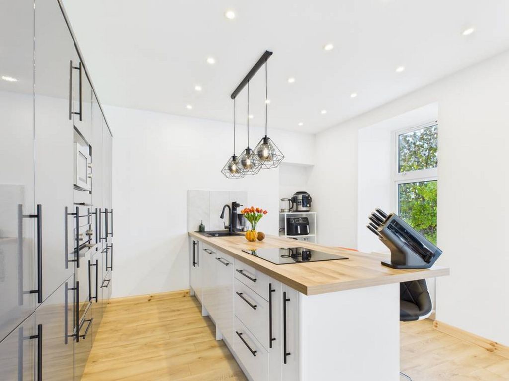 Property photo 2 of 25