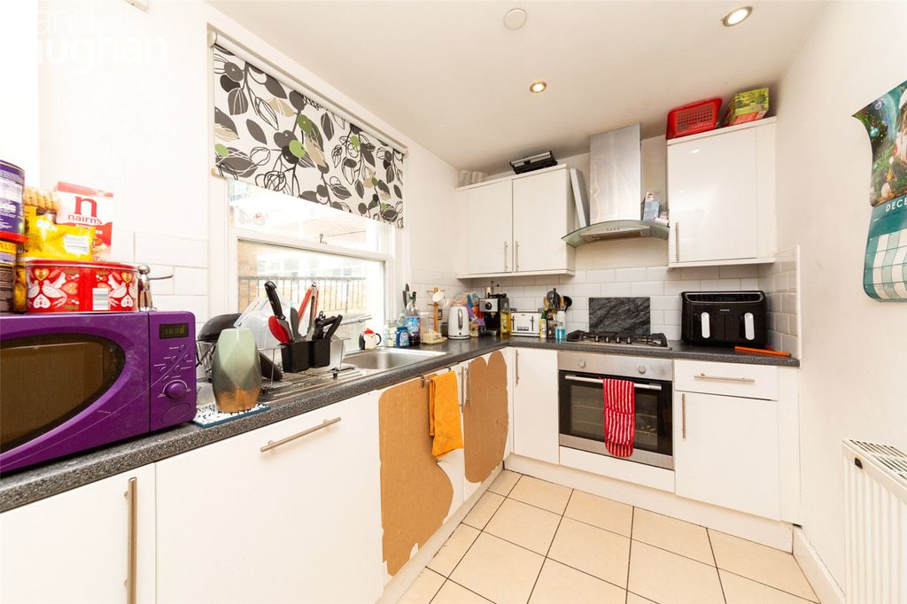 Property photo 3 of 8 Kitchen