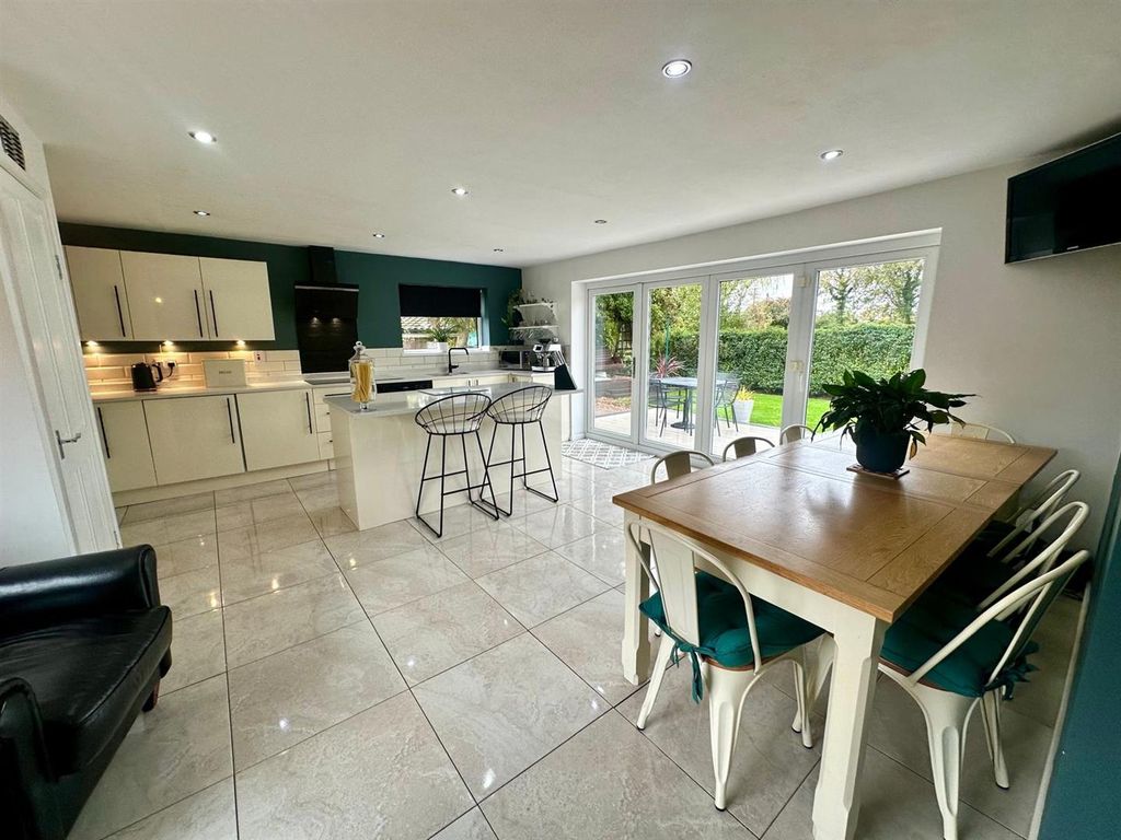 Property photo 2 of 23 Dining Kitchen