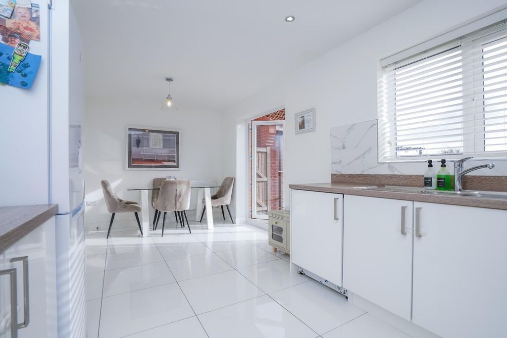 Property photo 3 of 27 9 Waddington Drive, Snaith, Dn14 9Fa_Dsc00886.Jpg