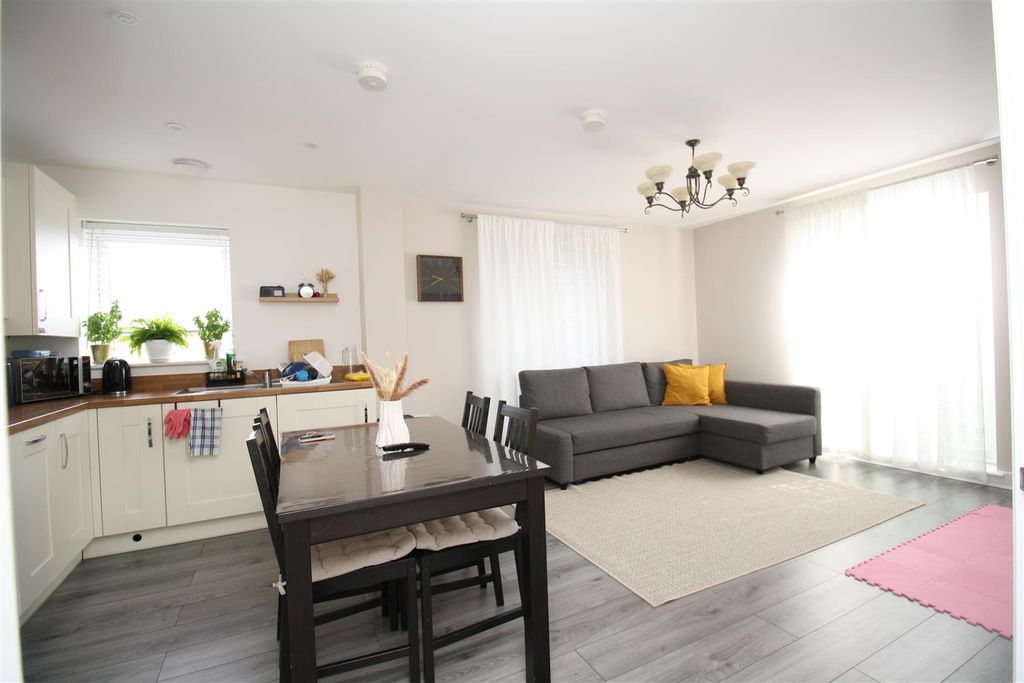 Property photo 3 of 10 Lounge/Kitchen/Diner
