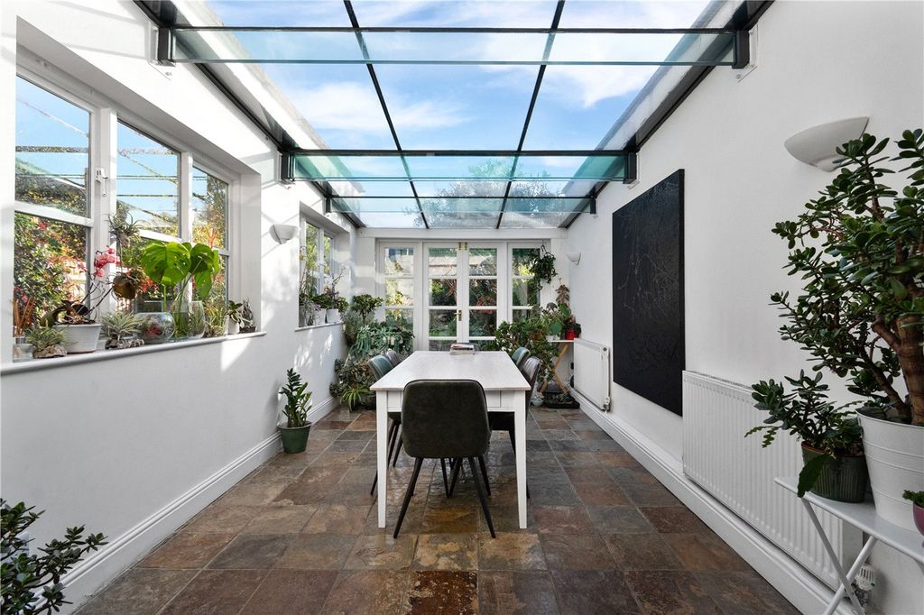 Property photo 3 of 31 Dining