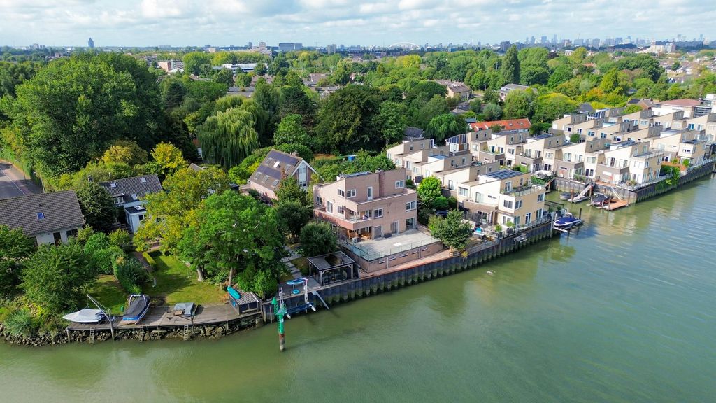 Property photo 2 of 123