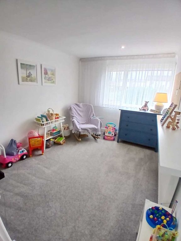 Property photo 3 of 17 Room 2