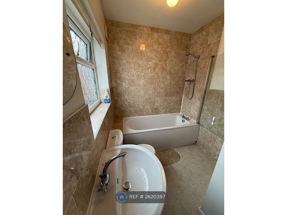 Property photo 2 of 5 Room 2 - Bathroom Ensuite