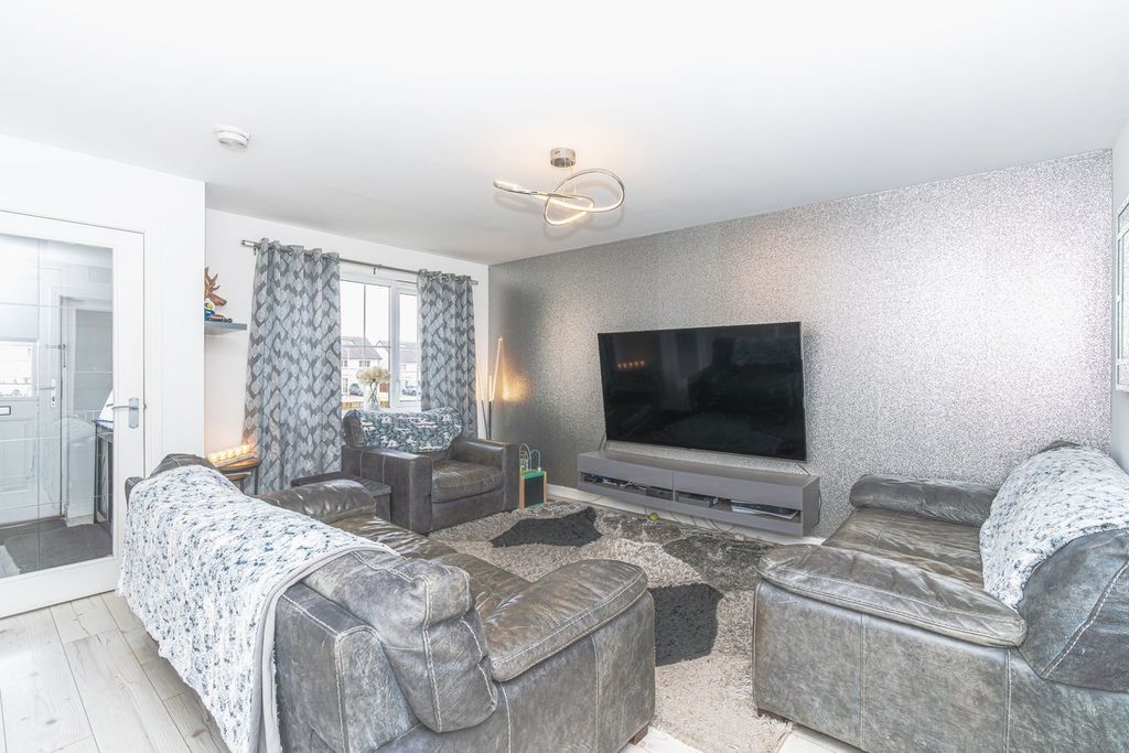 Property photo 3 of 33