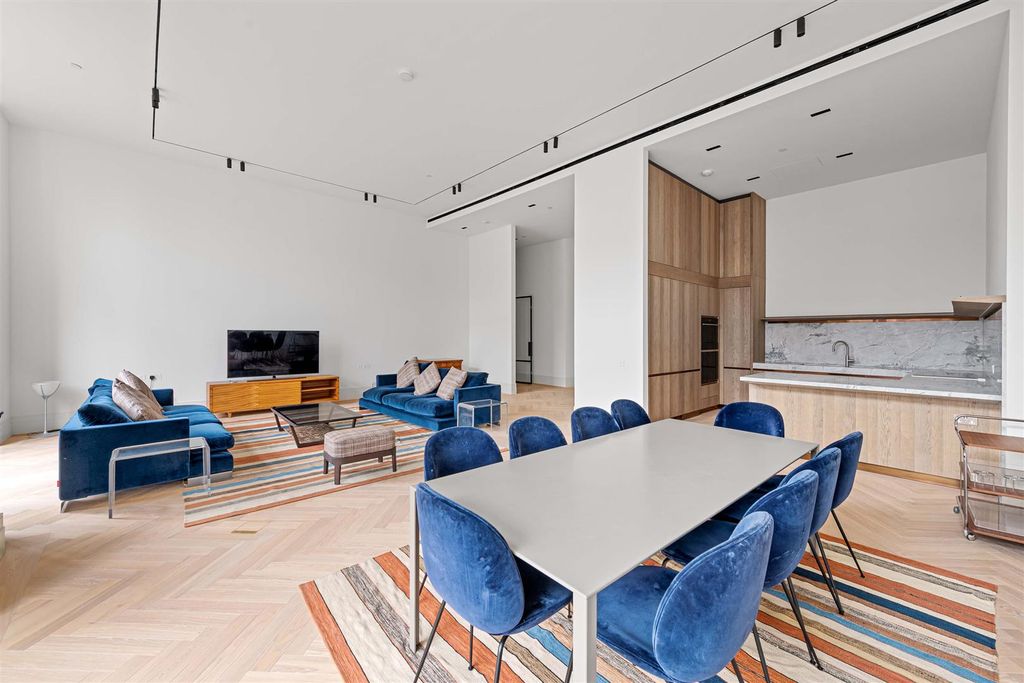 Property photo 3 of 17 Apartment-211N-159-Queensway-Lo-4.Jpg