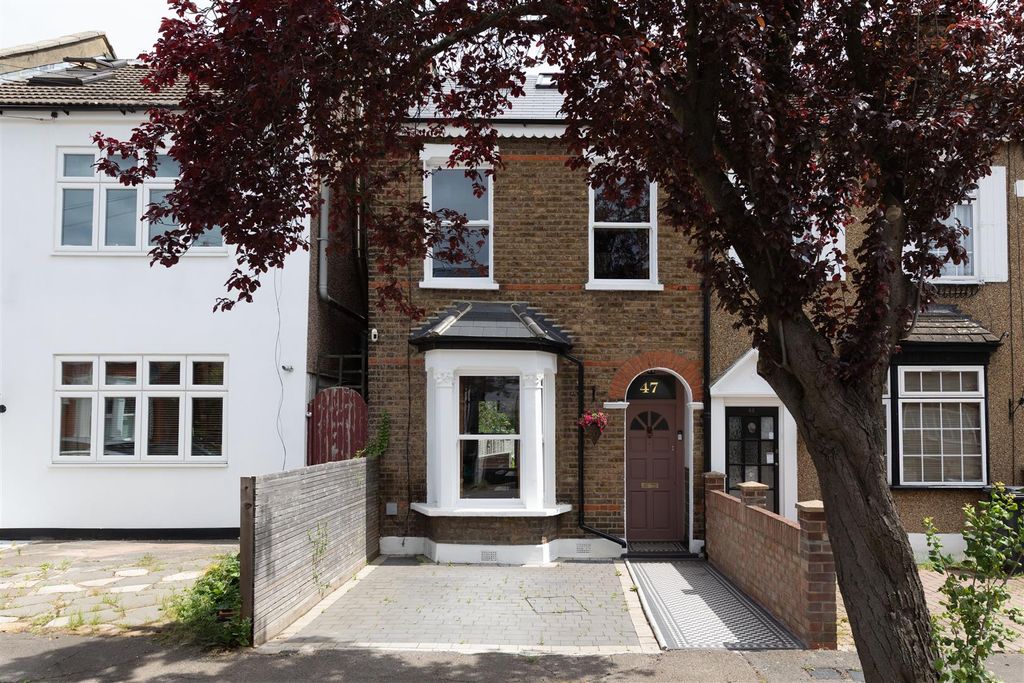 Property photo 1 of 40 Carnarvon Road, E18