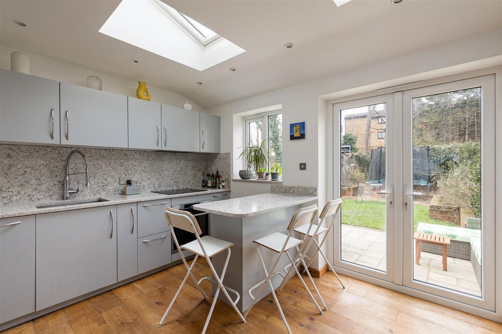 Property photo 3 of 32 Fyfield Road, E17