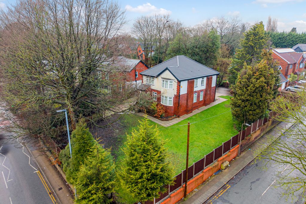 Property photo 1 of 45 Bury Old Road Prestwich, M25 0Er