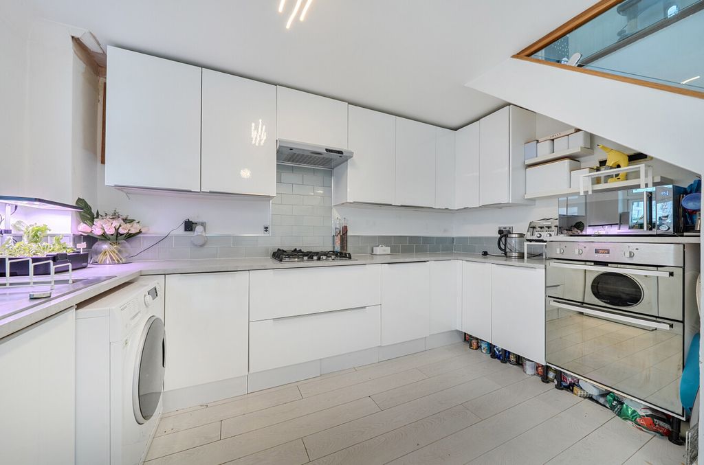 3 bed detached house for saleSilver Spring Close, Erith, Kent DA8 photo 4