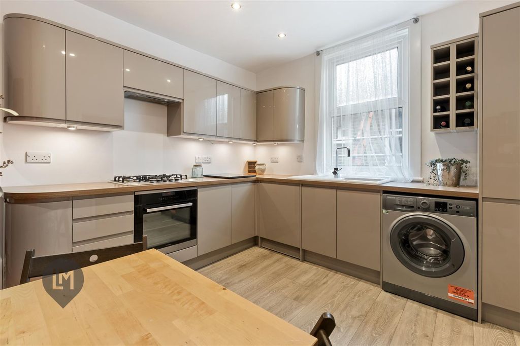 Property photo 2 of 7 Kitchen
