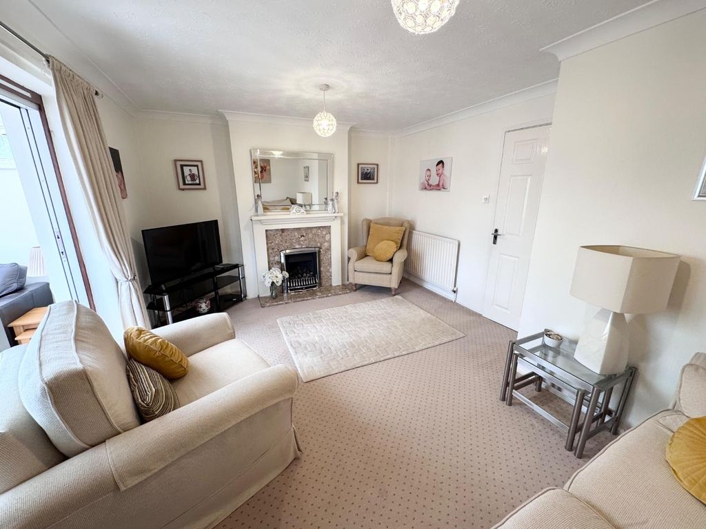 Property photo 2 of 16 Lounge