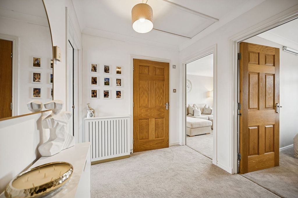 Property photo 2 of 18 Entrance Hallway