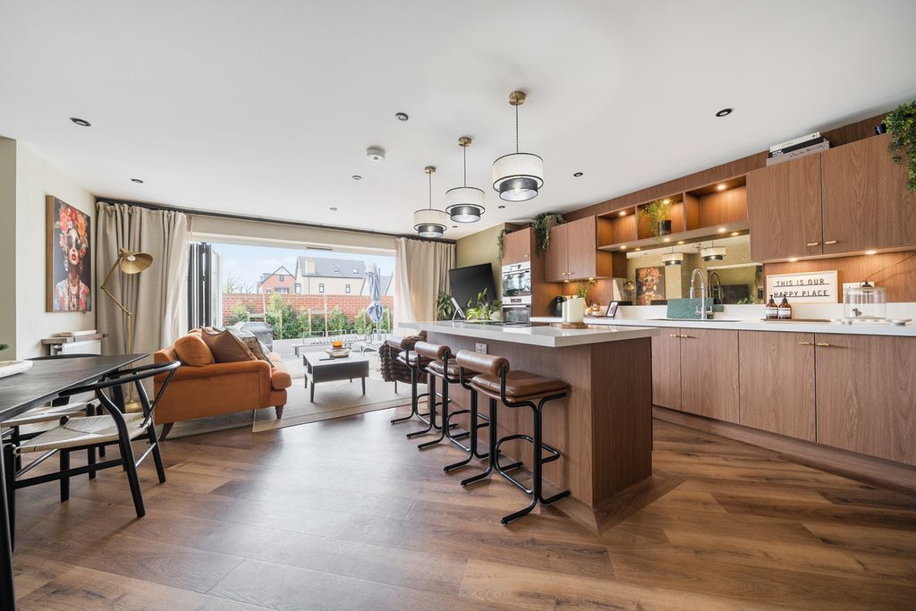 Property photo 2 of 21