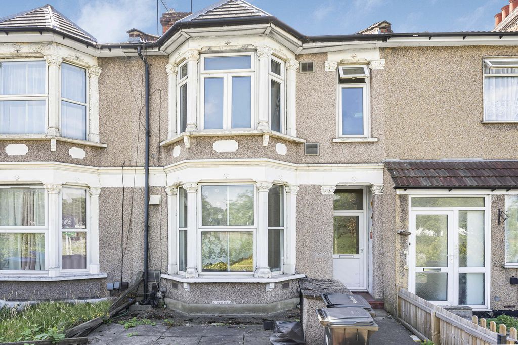 Property photo 1 of 10 1/2 Bed Ground Floor Garden Flat For Sale