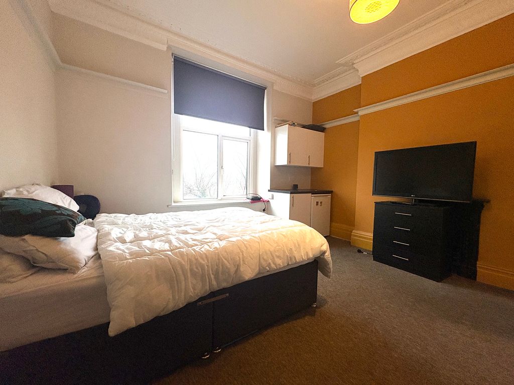 Property photo 1 of 6 Bedroom