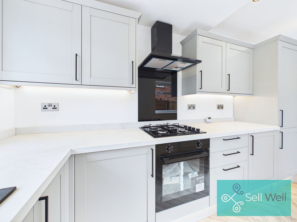 Property photo 3 of 18 Kitchen