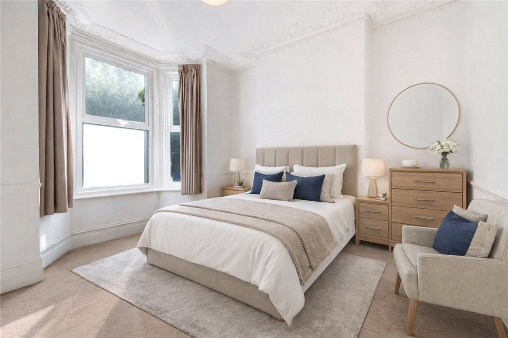 Property photo 2 of 18 Bedroom Ai Staged