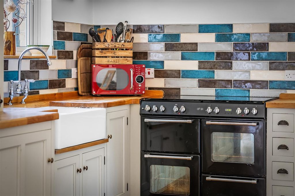 Property photo 3 of 41 27-Ridlands-Rise-15.Jpg