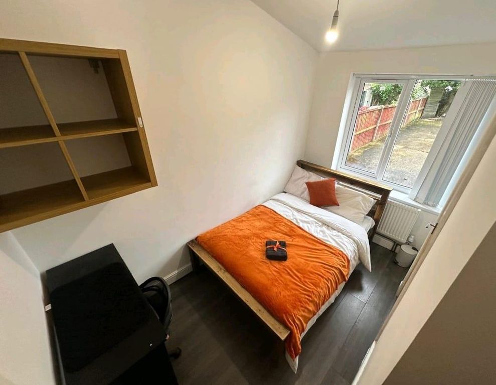 Property photo 2 of 5 Bedroom