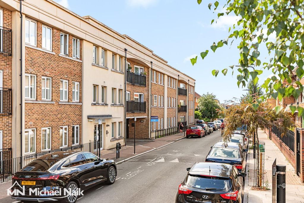 Property photo 2 of 13 Flanders House, N16