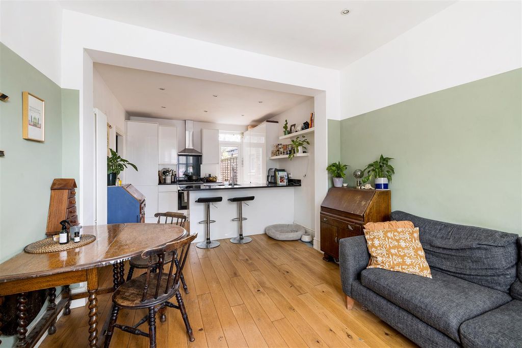 Property photo 3 of 16 Odessa Road, E7