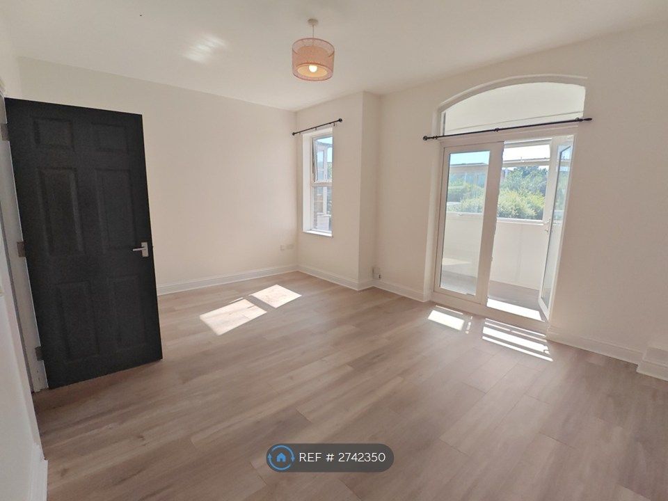 Property photo 1 of 32 Living Room