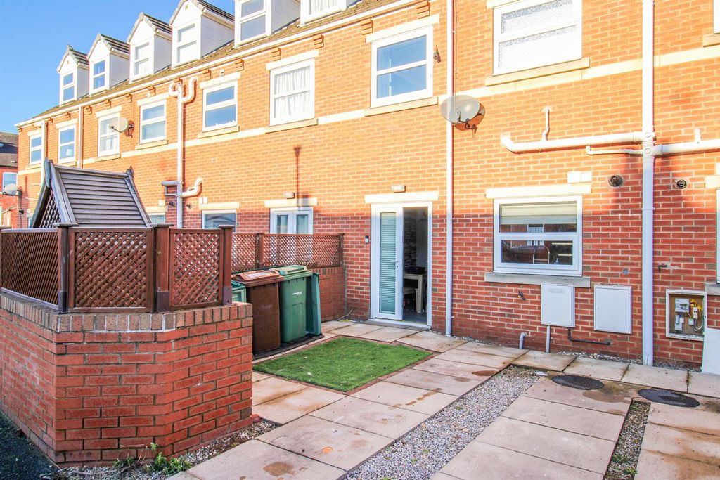 Property photo 1 of 10 Outside