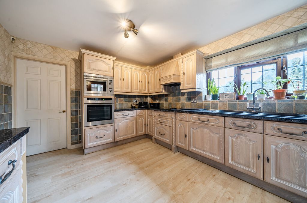 Property photo 2 of 19 1434233-15-69c2A7...