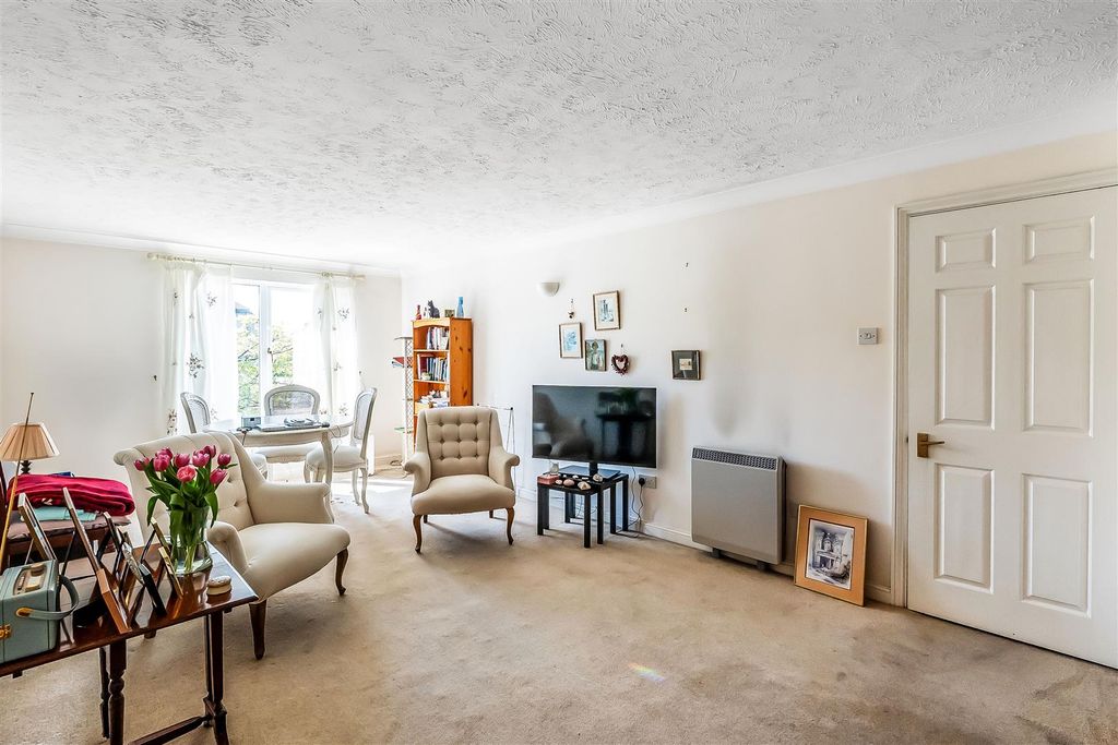 Property photo 2 of 12 9-Cobham-Gate-5.Jpg
