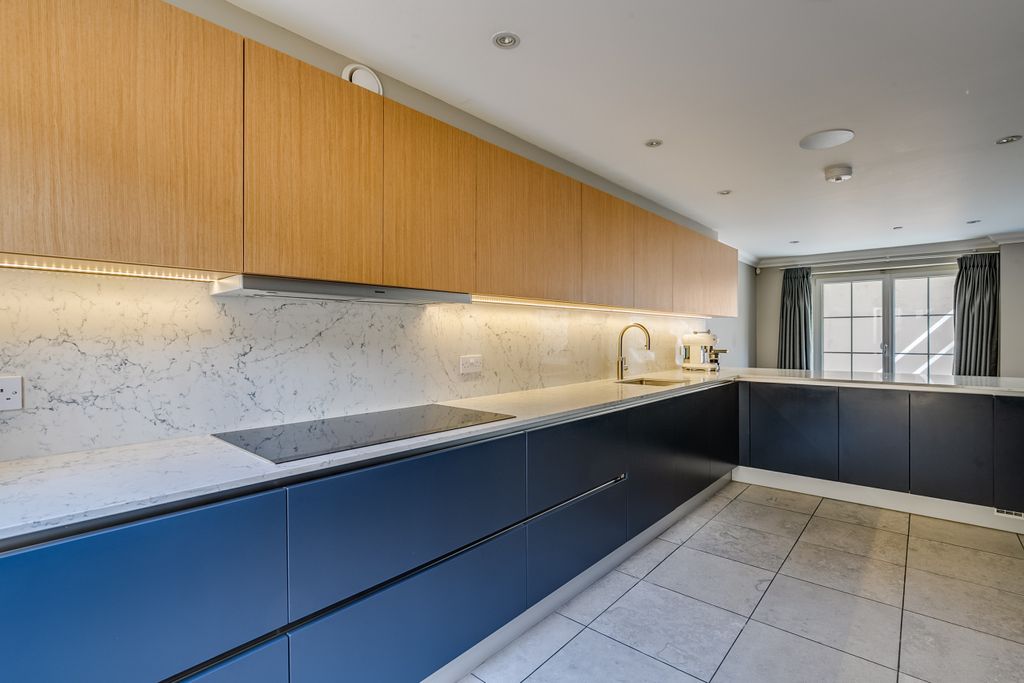 Property photo 3 of 18 Kitchen