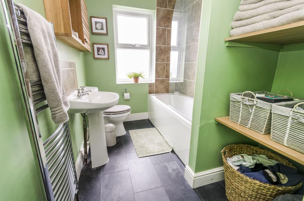 Property photo 3 of 11 Bathroom