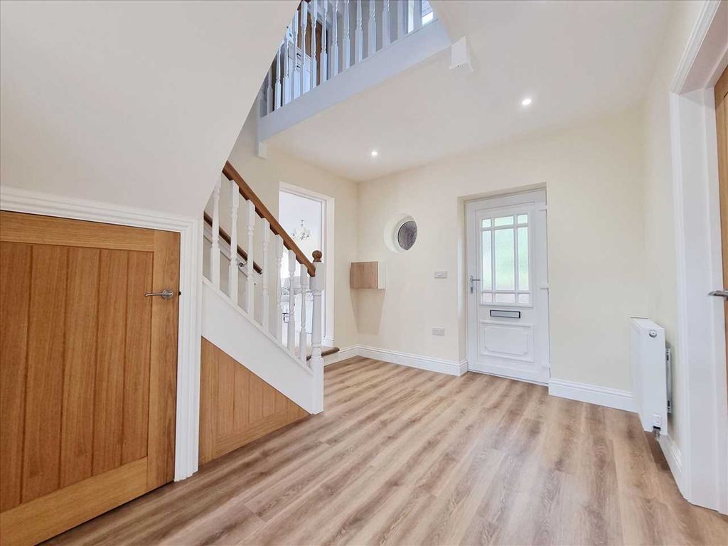 Property photo 3 of 21 Entrance Hall: