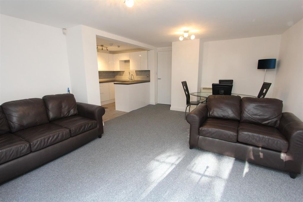 Property photo 2 of 13 Bright, Spacious Lounge With Leather Sofas And Eat...