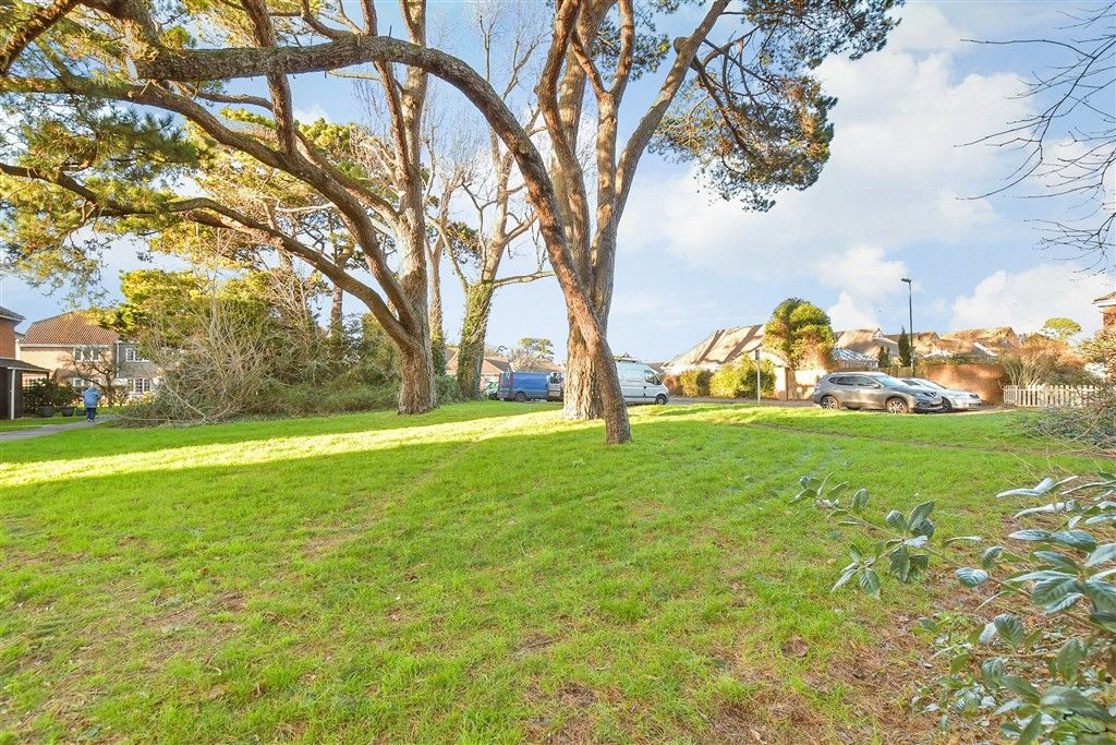 Property photo 2 of 11 Communal Gardens