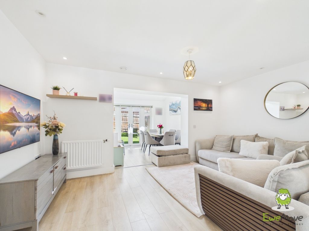 Property photo 2 of 18 Ewemove Estate Agents Basingstoke - Denarii Drive